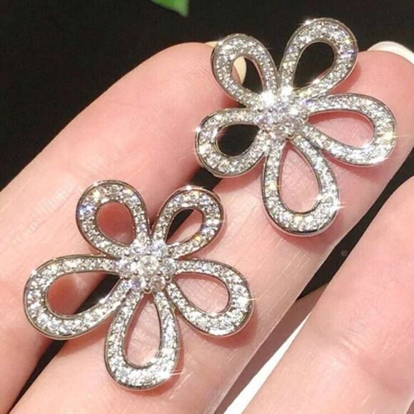 ✨🆕✨ BoHo Shiny Rhinestone Encrusted Flower Stud Earrings✨ - Picture 4 of 9